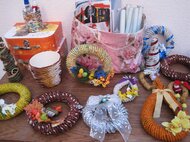 Rozličné dekoračné predmety z papierového pletenia